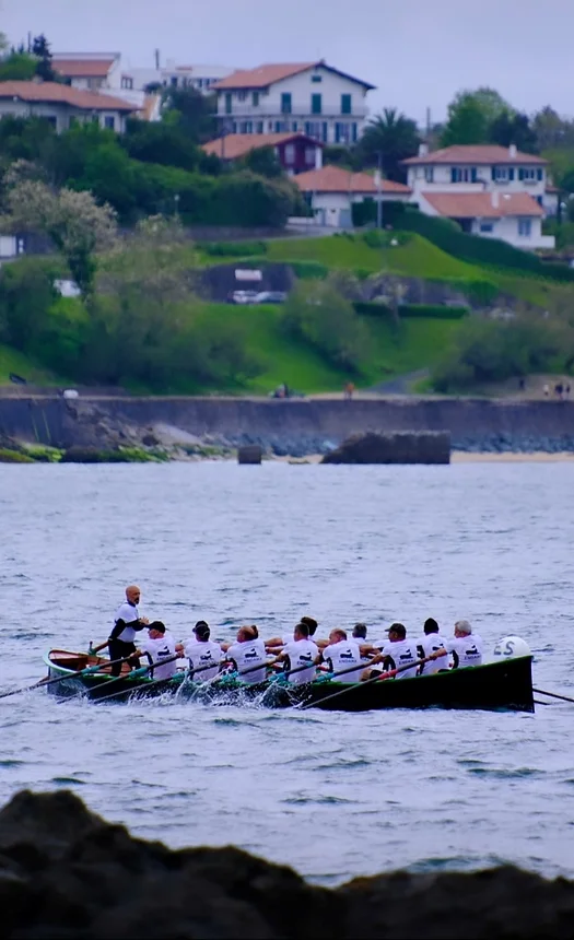 La trainiere d'Endaika en action lors de cette régate
