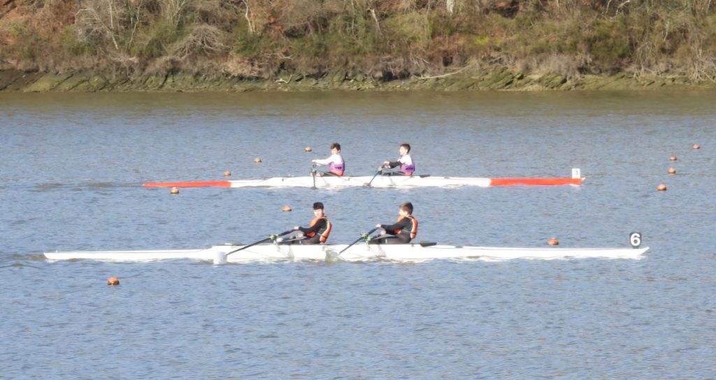 L'équipage masculin de l'école de rame
